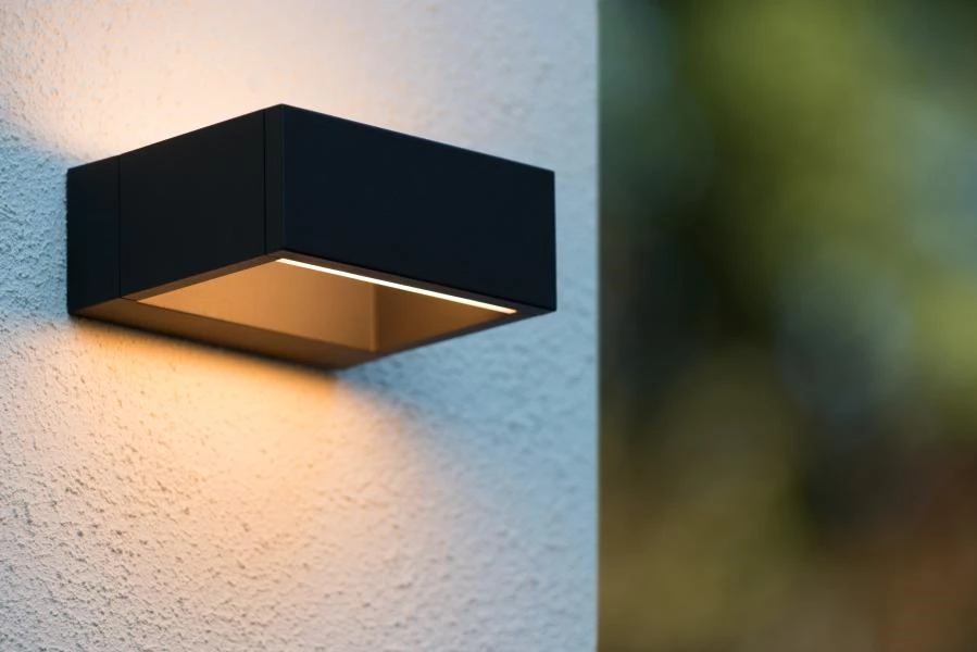 Lucide GOA - Wall light Outdoor - LED - 1x6,5W 3000K - IP54 - Anthracite - ambiance 2